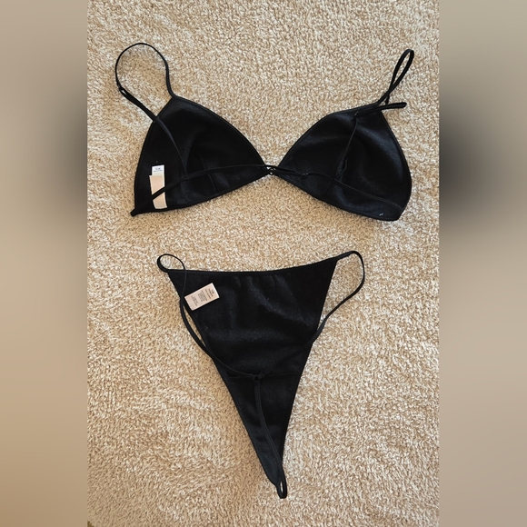 Victoria's Secret Swarovski Bra and V-string Panty - Picture 3 of 8